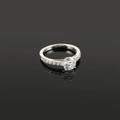 ANILLOS DE COMPROMISO Solitario oro blanco y diamantes color e, pureza vvs1 y peso 1,05 cts.