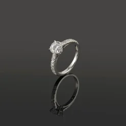 ANILLOS DE COMPROMISO Solitario oro blanco y diamantes color e, pureza vvs1 y peso 1,05 cts.
