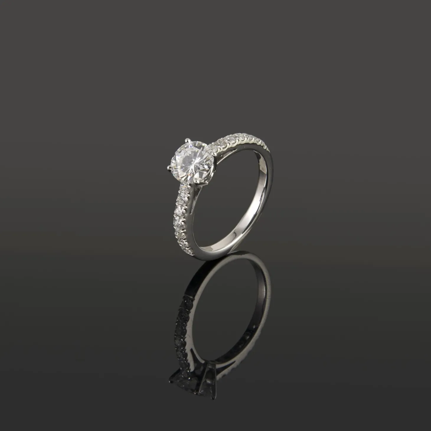 ANILLOS DE COMPROMISO Solitario oro blanco y diamantes color e, pureza vvs1 y peso 1,05 cts.