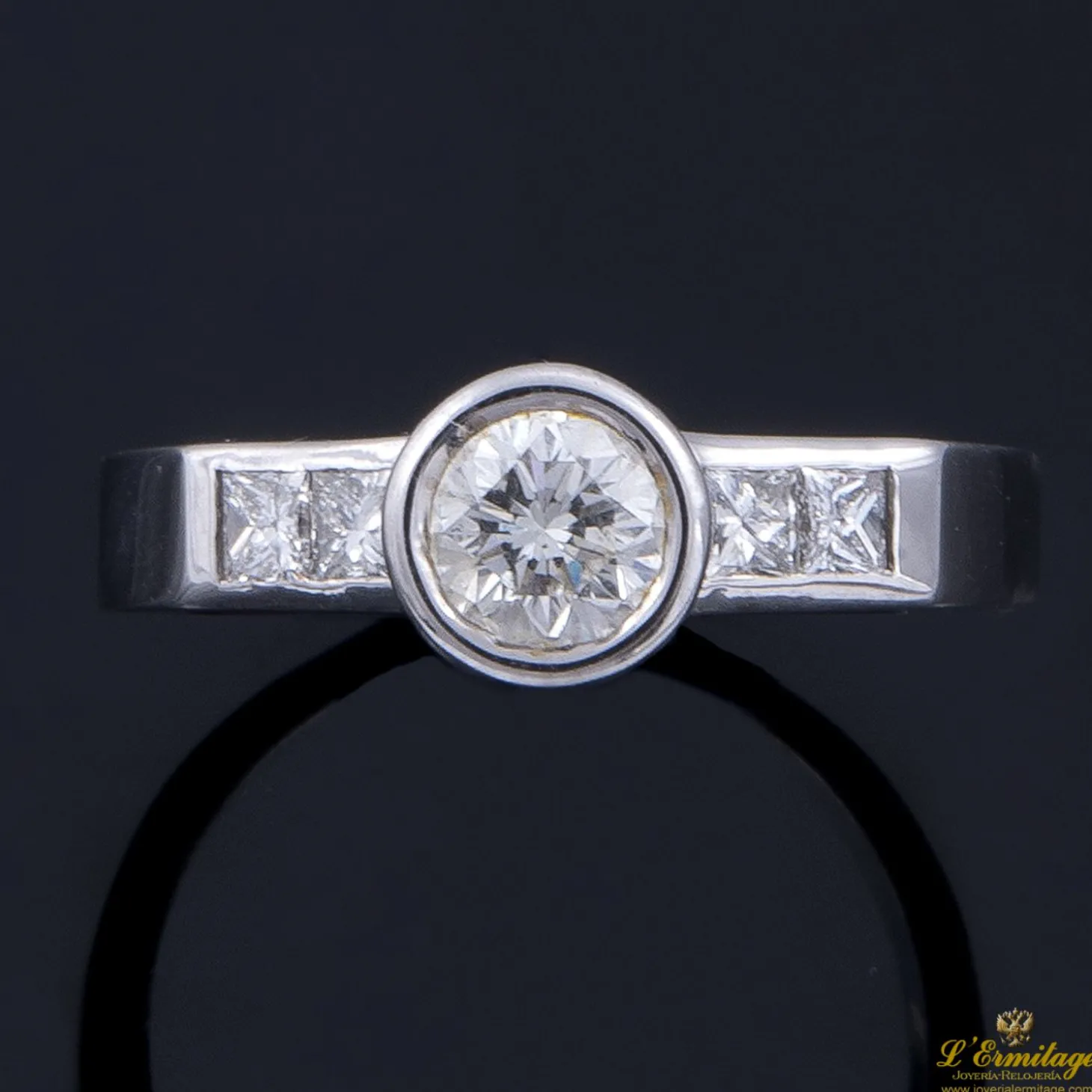 ANILLOS DE COMPROMISO Sortija oro blanco y diamantes color b, pureza vs1 y peso 0,57 cts.