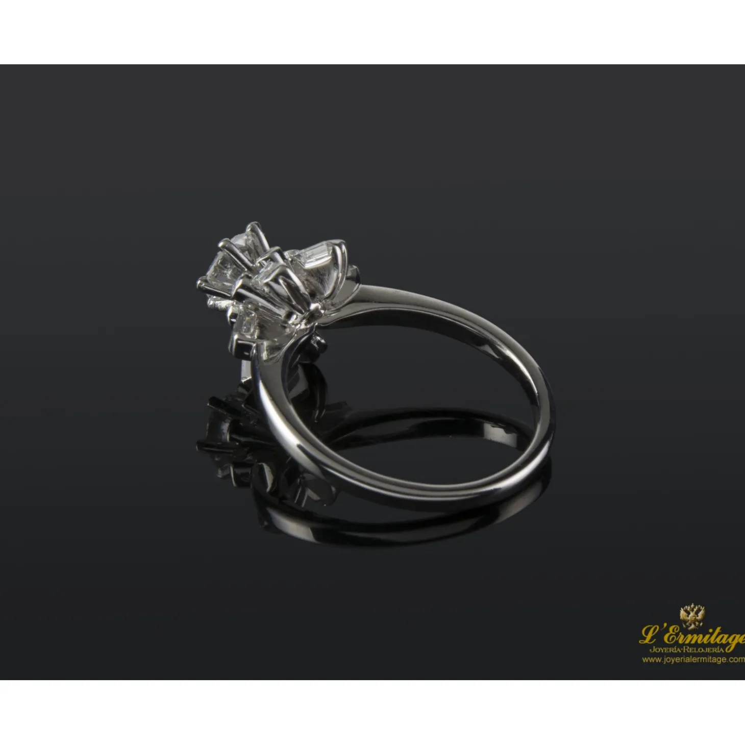 ANILLOS DE COMPROMISO Sortija solitario oro blanco y diamantes color g, pureza si1 y peso 0.65 Cts.
