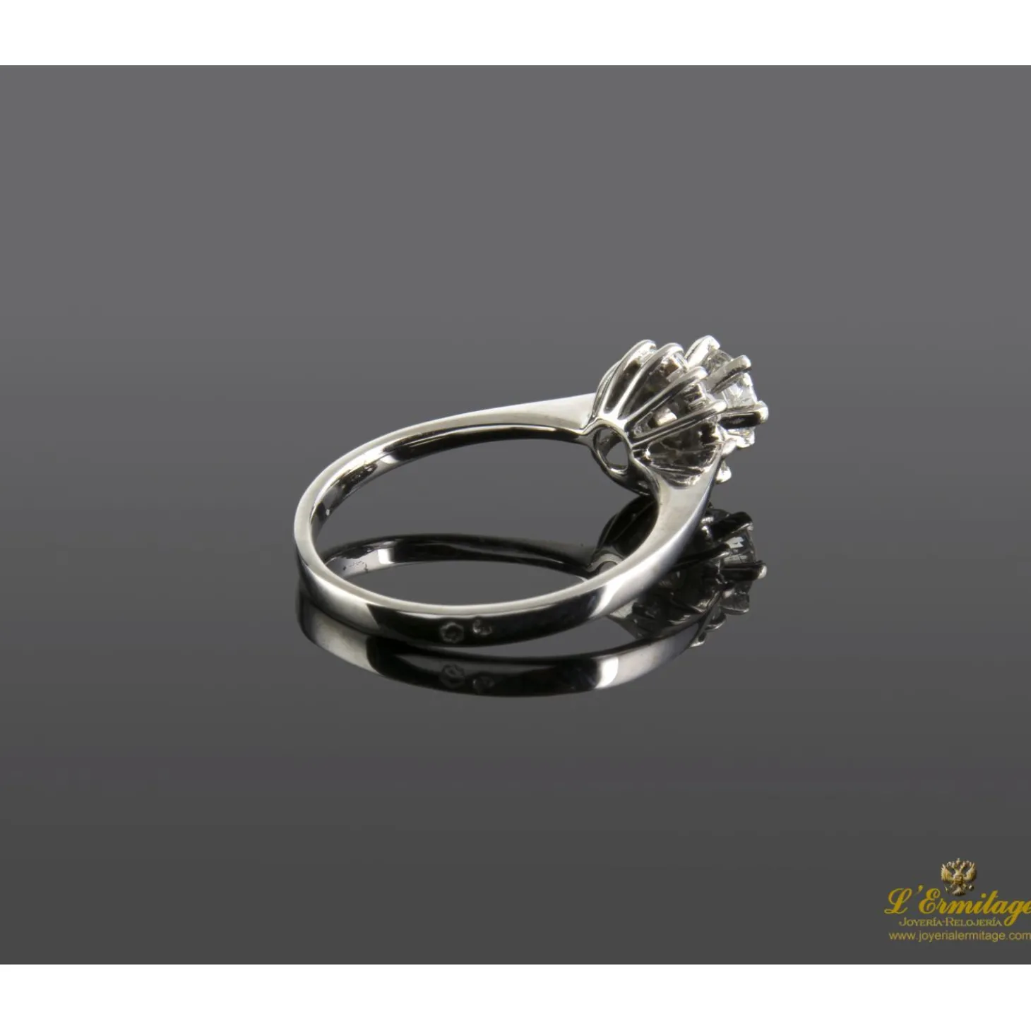 ANILLOS DE COMPROMISO Sortija solitario en oro blanco con brillante color g y peso 0,40 ct.