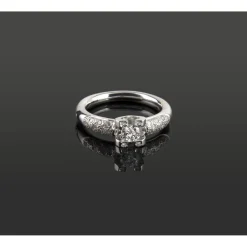 ANILLOS DE COMPROMISO Sortija solitario oro blanco y diamantes color g, pureza vs2 y peso 0,30 cts.