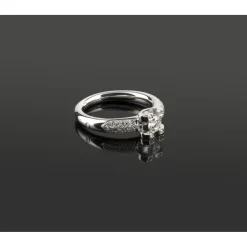 ANILLOS DE COMPROMISO Sortija solitario oro blanco y diamantes color g, pureza vs2 y peso 0,30 cts.