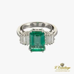 ANILLOS DE COMPROMISO Sortija oro blanco esmeralda y diamantes baguette.