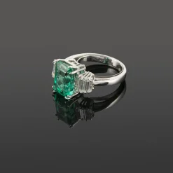 ANILLOS DE COMPROMISO Sortija oro blanco esmeralda y diamantes baguette.