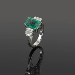 ANILLOS DE COMPROMISO Sortija oro blanco esmeralda y diamantes baguette.