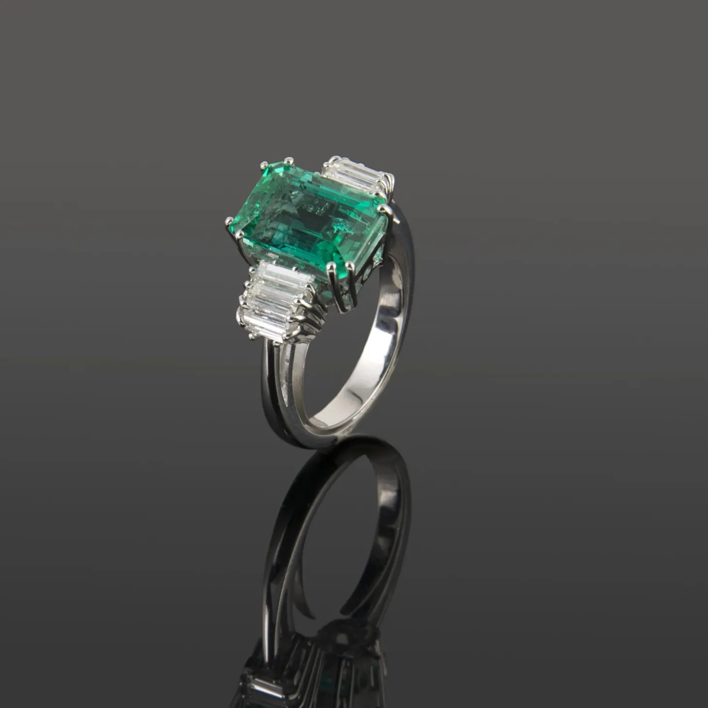ANILLOS DE COMPROMISO Sortija oro blanco esmeralda y diamantes baguette.