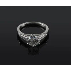 ANILLOS DE COMPROMISO Sortija solitario oro blanco y diamantes color g, pureza vs1 y peso 1,41 cts.