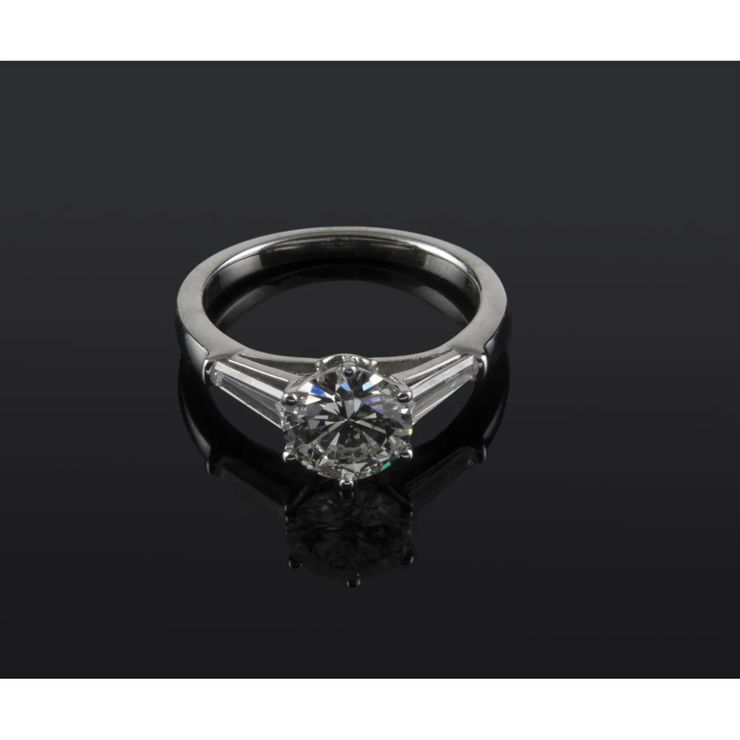 ANILLOS DE COMPROMISO Sortija solitario oro blanco y diamantes color g, pureza vs1 y peso 1,41 cts.