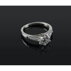 ANILLOS DE COMPROMISO Sortija solitario oro blanco y diamantes color g, pureza vs1 y peso 1,41 cts.