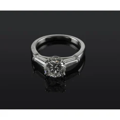 ANILLOS DE COMPROMISO Sortija solitario oro blanco y diamantes color h, pureza si1 y peso 1,69 cts.