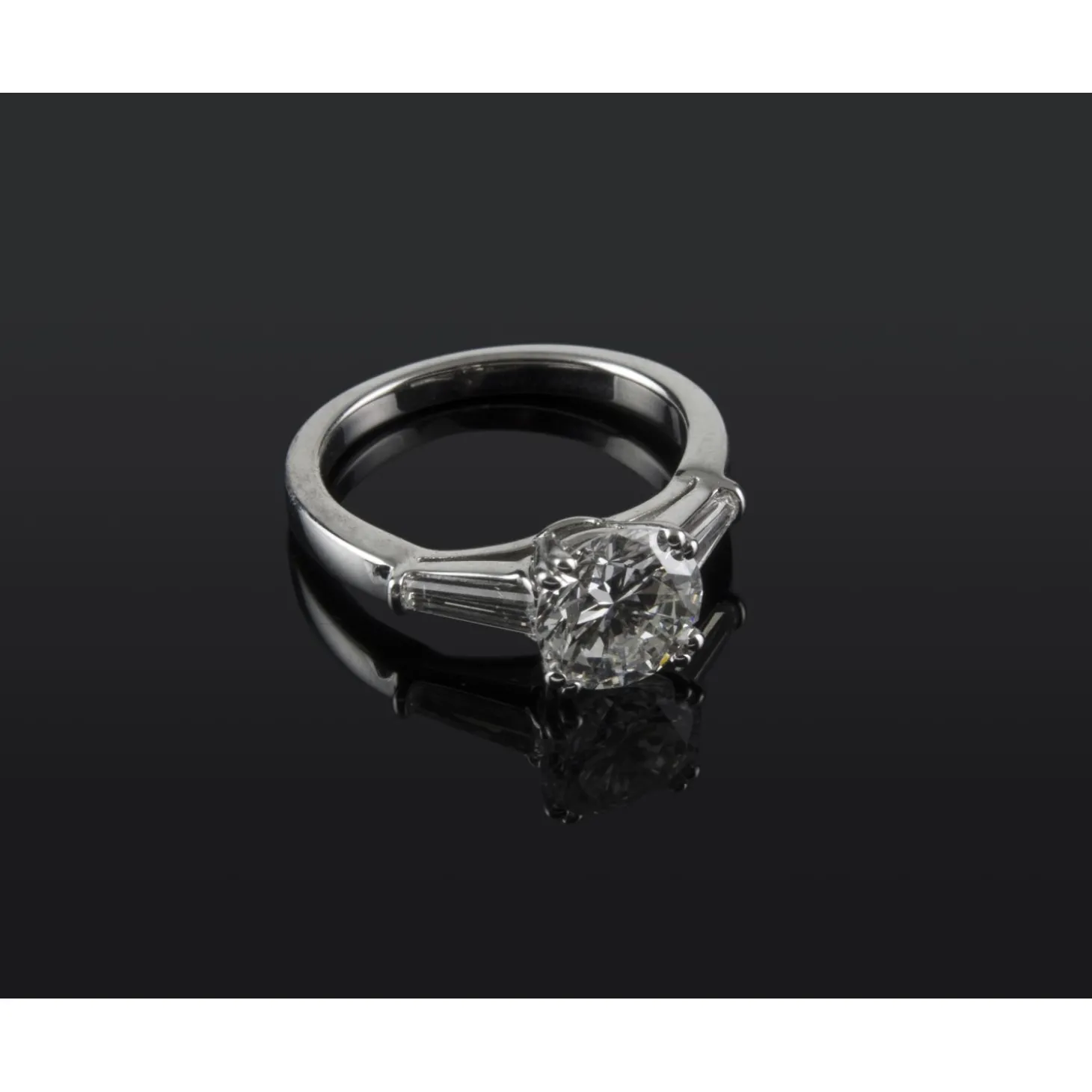 ANILLOS DE COMPROMISO Sortija solitario oro blanco y diamantes color h, pureza si1 y peso 1,69 cts.