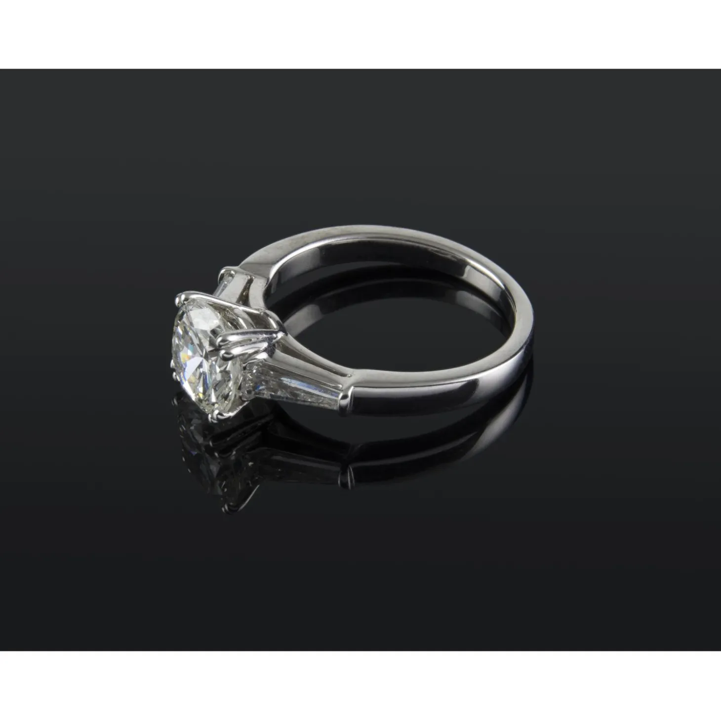 ANILLOS DE COMPROMISO Sortija solitario oro blanco y diamantes color h, pureza si1 y peso 1,69 cts.