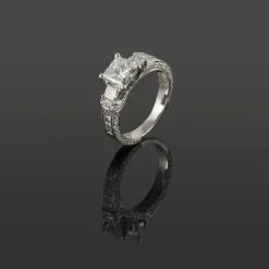 ANILLOS DE COMPROMISO Sortija oro blanco y diamantes color g, pureza vvs1 y peso 1,60 cts.