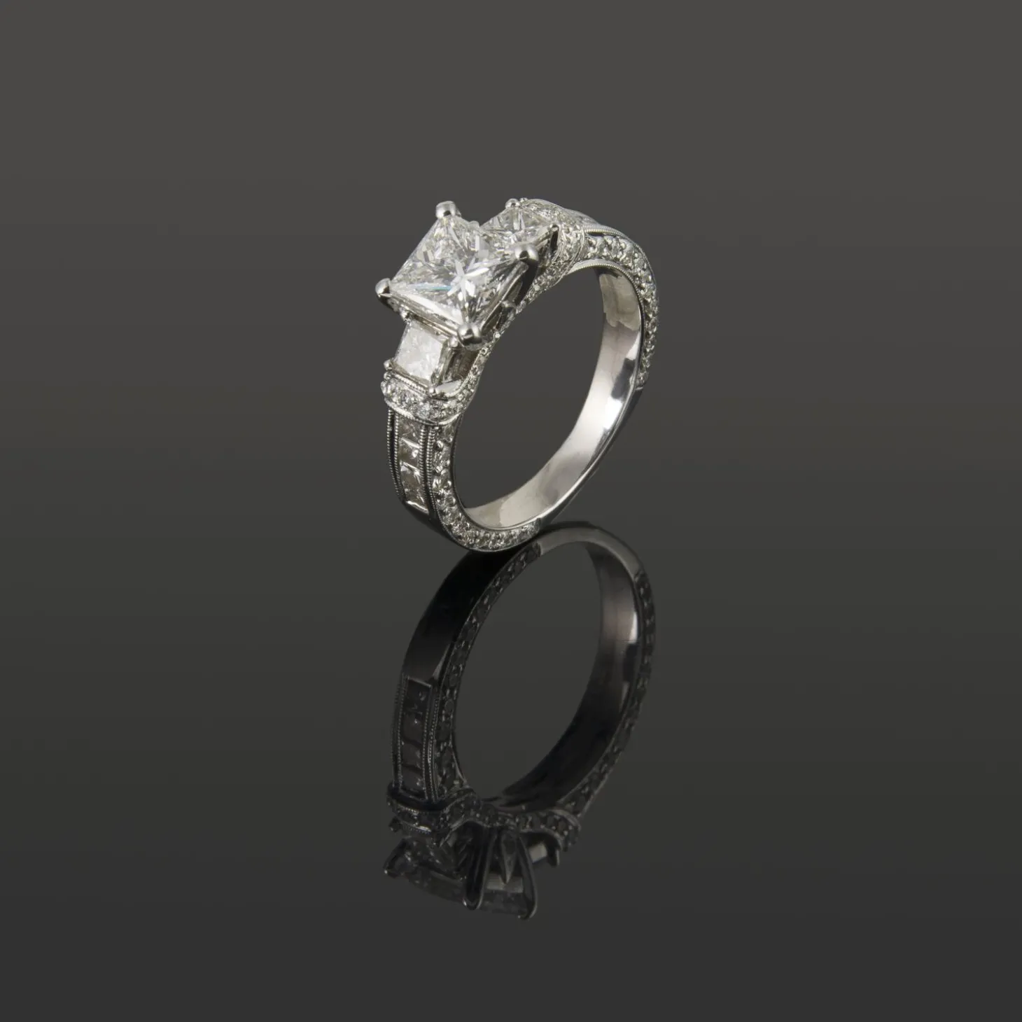 ANILLOS DE COMPROMISO Sortija oro blanco y diamantes color g, pureza vvs1 y peso 1,60 cts.