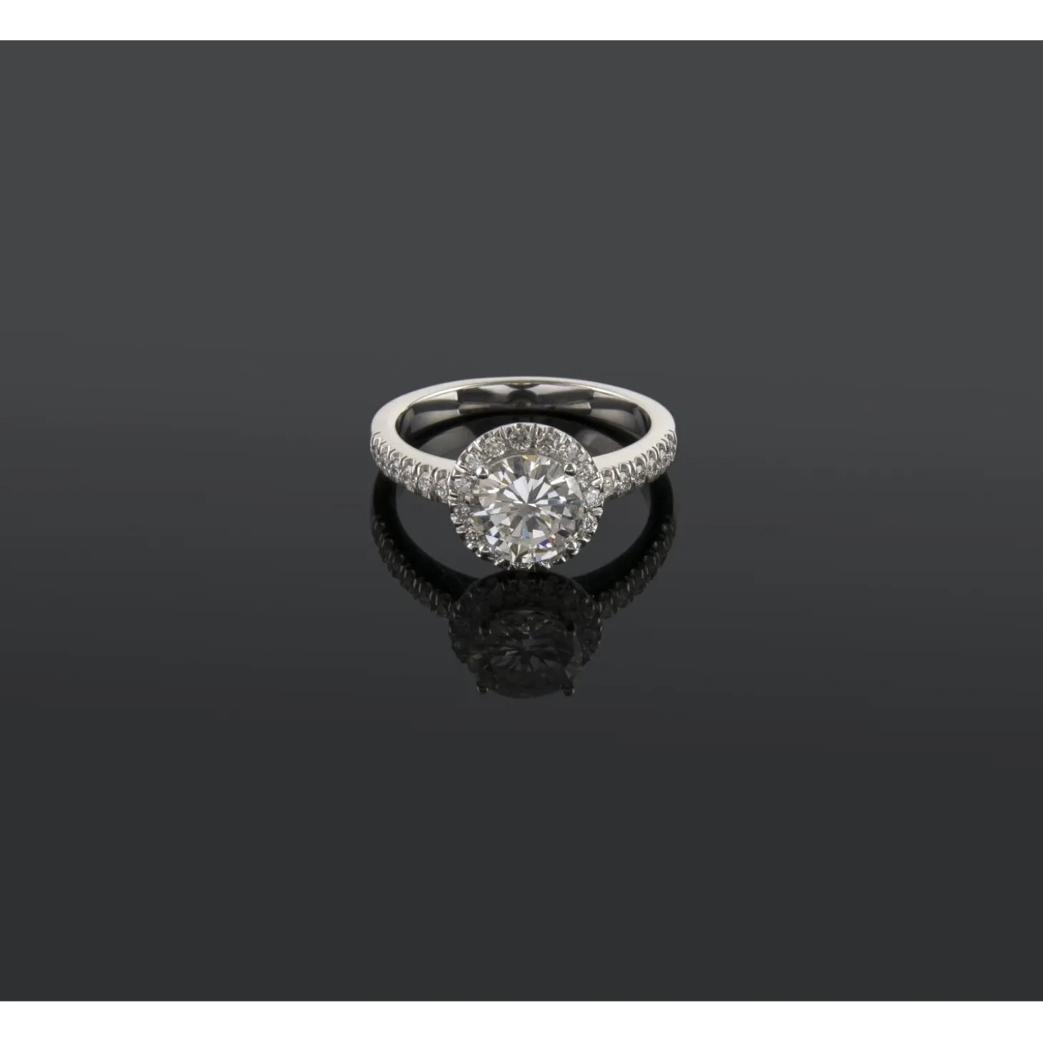 ANILLOS DE COMPROMISO Sortija solitario oro blanco y diamantes color g, pureza vs1 y peso 1,31 cts.