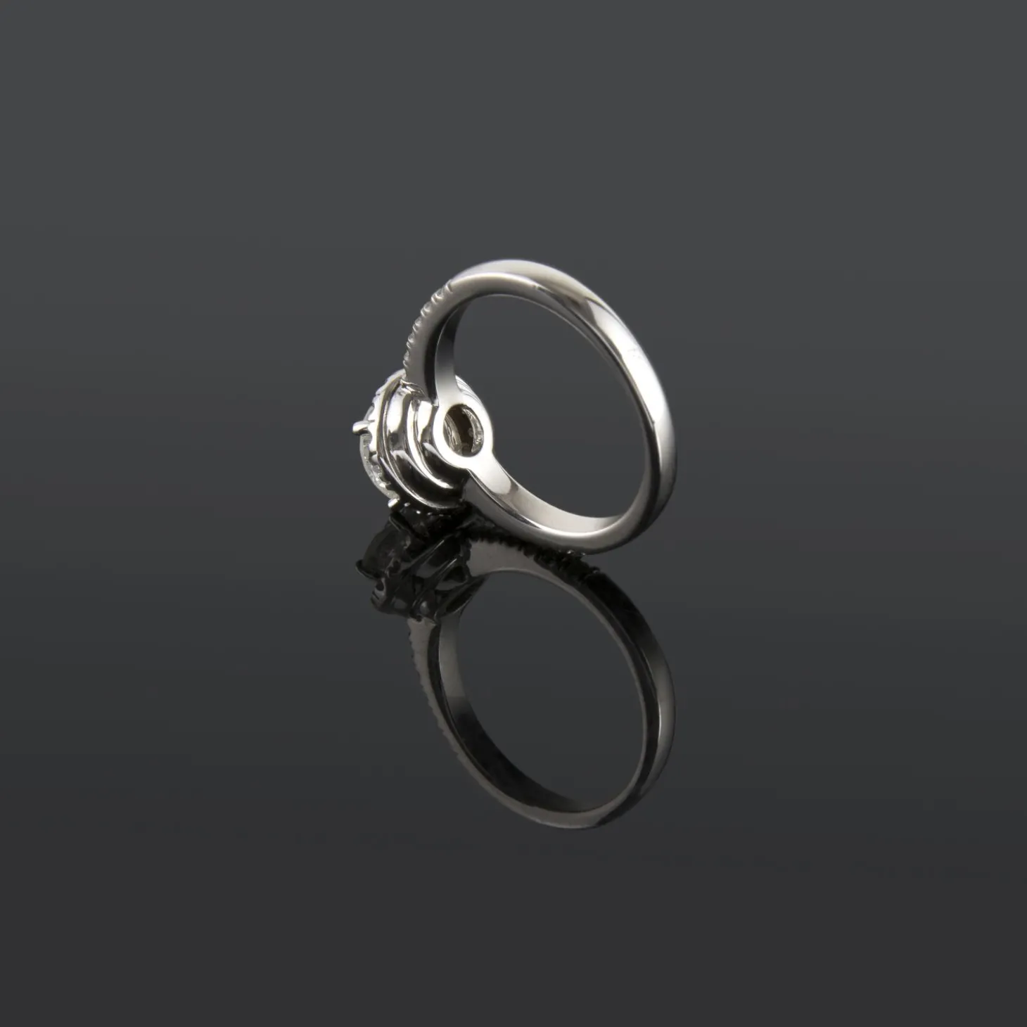 ANILLOS DE COMPROMISO Sortija solitario oro blanco y diamantes color g, pureza vs1 y peso 1,31 cts.