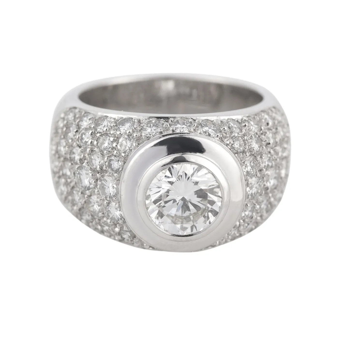 ANILLOS DE COMPROMISO Sortija ancha oro blanco con diamante central color g, pureza vs2, peso 1,20 cts y pavé de diamantes.
