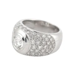 ANILLOS DE COMPROMISO Sortija ancha oro blanco con diamante central color g, pureza vs2, peso 1,20 cts y pavé de diamantes.