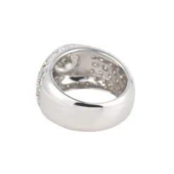 ANILLOS DE COMPROMISO Sortija ancha oro blanco con diamante central color g, pureza vs2, peso 1,20 cts y pavé de diamantes.