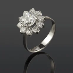 ANILLOS DE COMPROMISO Sortija oro blanco y orla diamantes.