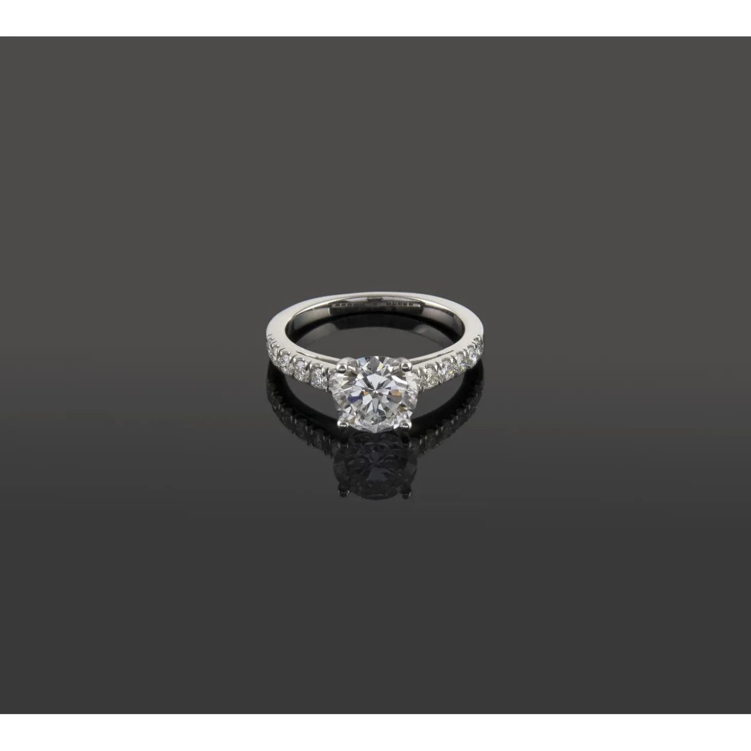 ANILLOS DE COMPROMISO Sortija solitario oro blanco y diamantes color f, pureza p1 y peso 1,70 cts.