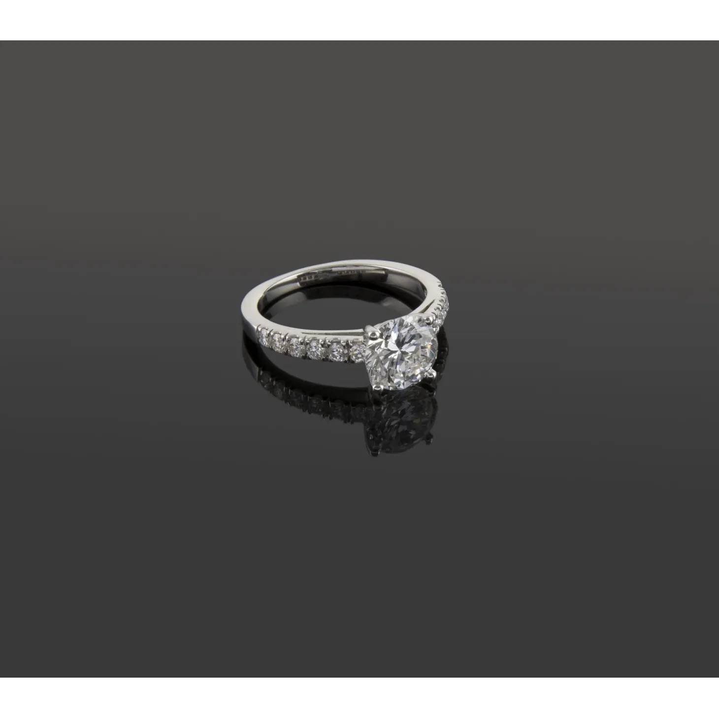 ANILLOS DE COMPROMISO Sortija solitario oro blanco y diamantes color f, pureza p1 y peso 1,70 cts.