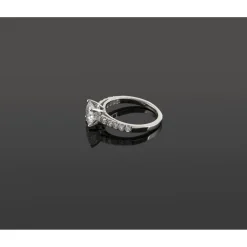 ANILLOS DE COMPROMISO Sortija solitario oro blanco y diamantes color f, pureza p1 y peso 1,70 cts.