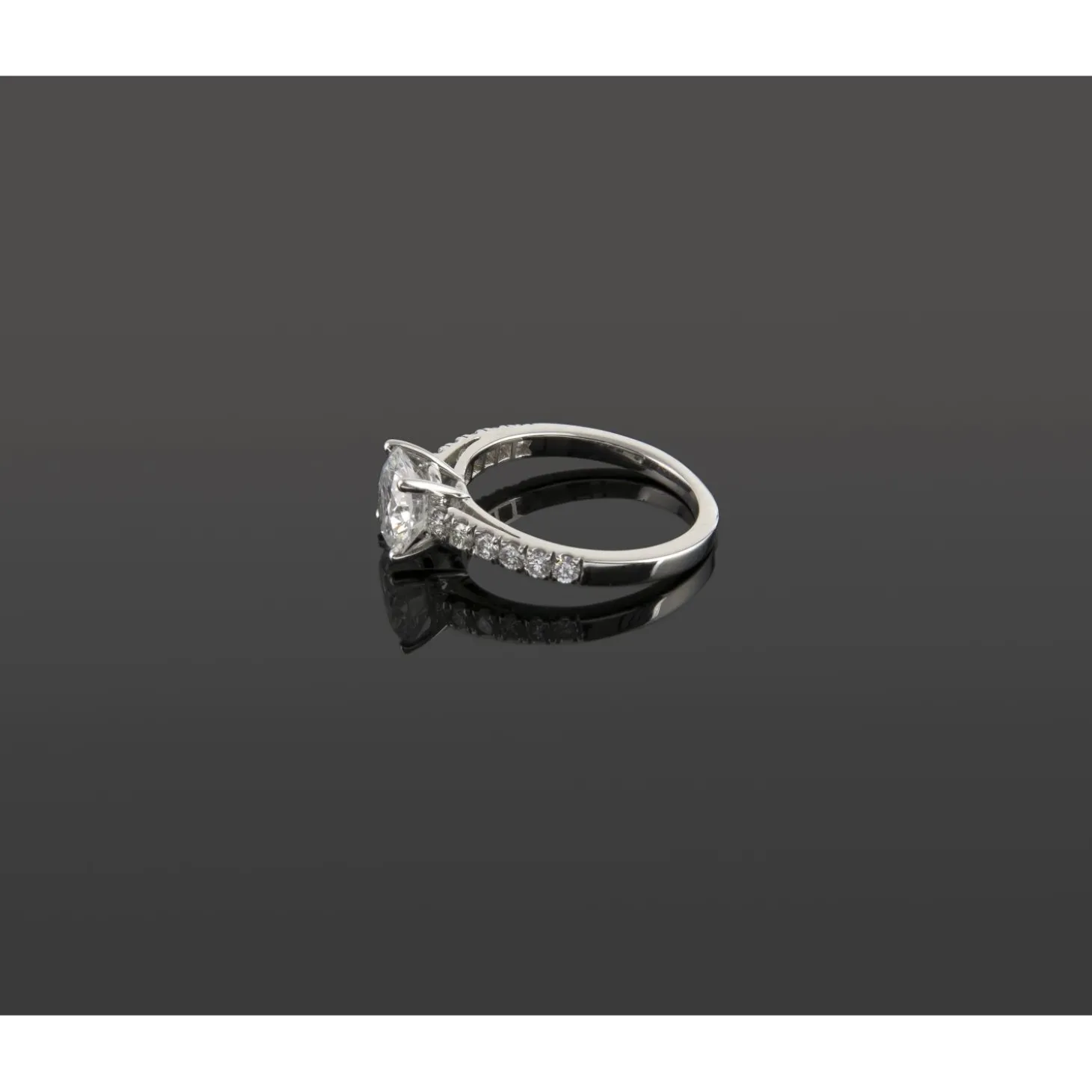 ANILLOS DE COMPROMISO Sortija solitario oro blanco y diamantes color f, pureza p1 y peso 1,70 cts.