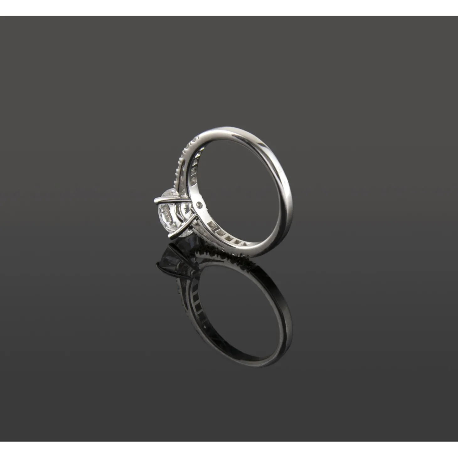 ANILLOS DE COMPROMISO Sortija solitario oro blanco y diamantes color f, pureza p1 y peso 1,70 cts.