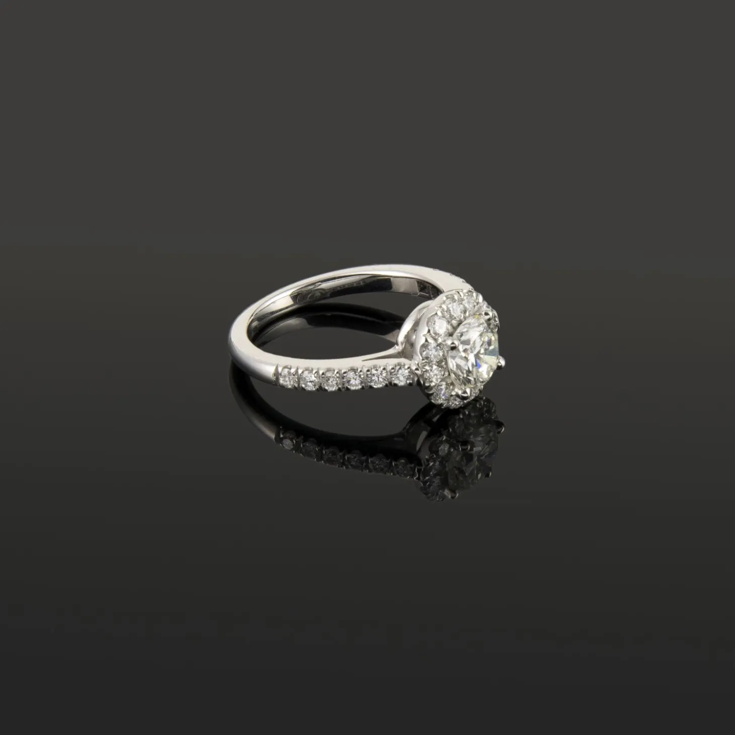 ANILLOS DE COMPROMISO Sortija solitario oro blanco y diamantes color g, pureza vs1 y peso 1,06 cts.