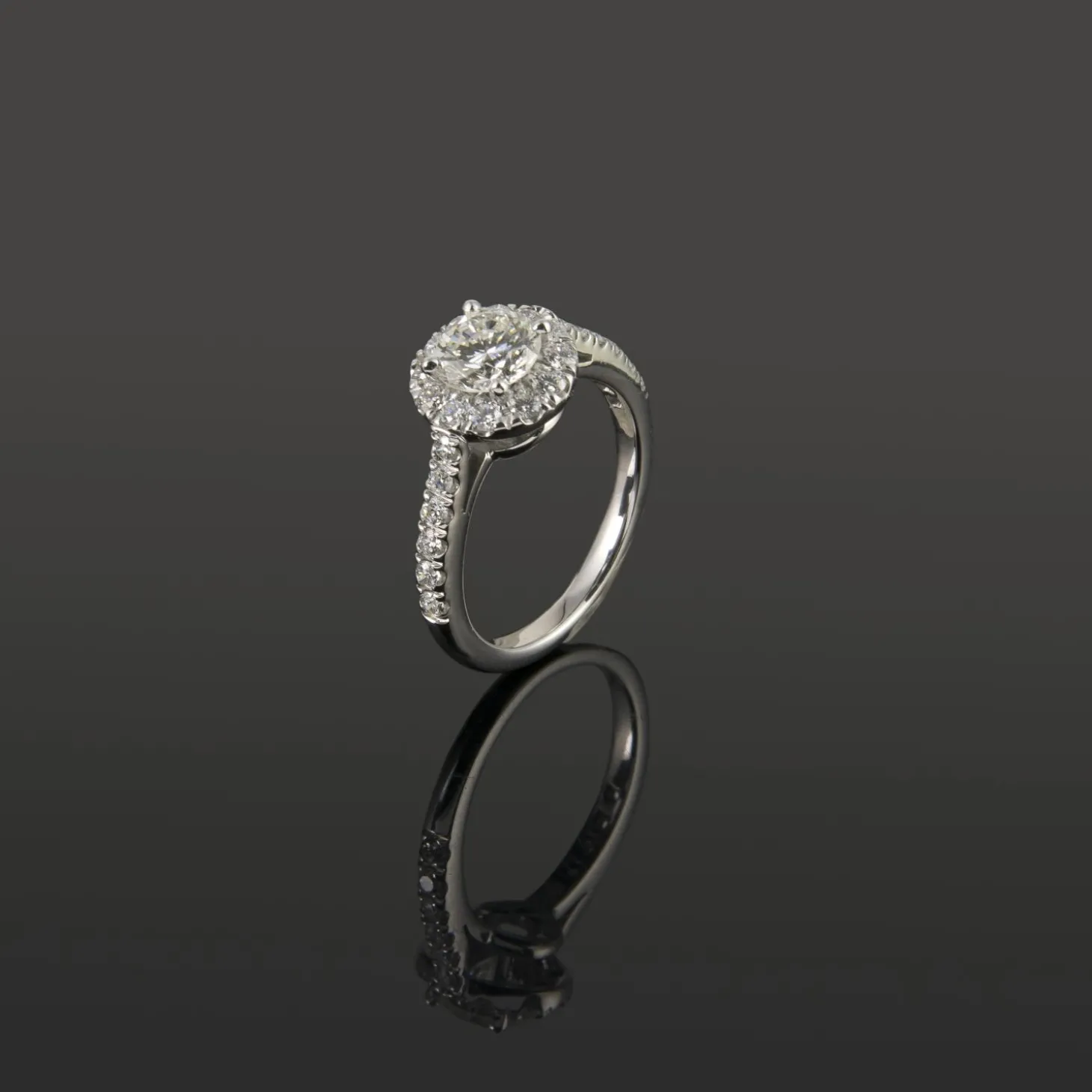 ANILLOS DE COMPROMISO Sortija solitario oro blanco y diamantes color g, pureza vs1 y peso 1,06 cts.