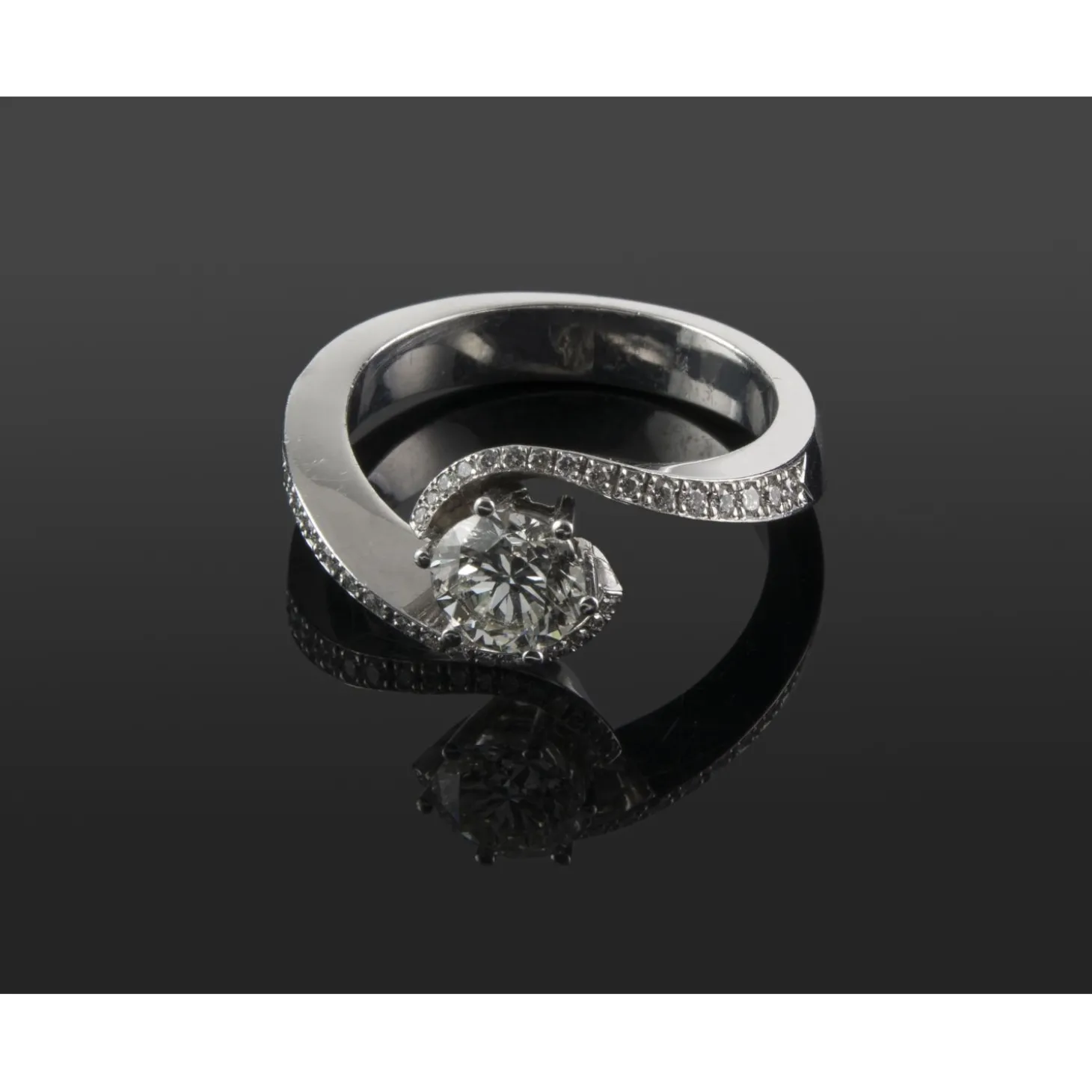 ANILLOS DE COMPROMISO Sortija oro blanco y diamantes color j, pureza vs1 y peso 1,04 cts.
