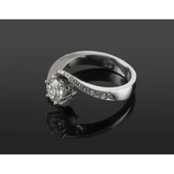 ANILLOS DE COMPROMISO Sortija oro blanco y diamantes color j, pureza vs1 y peso 1,04 cts.