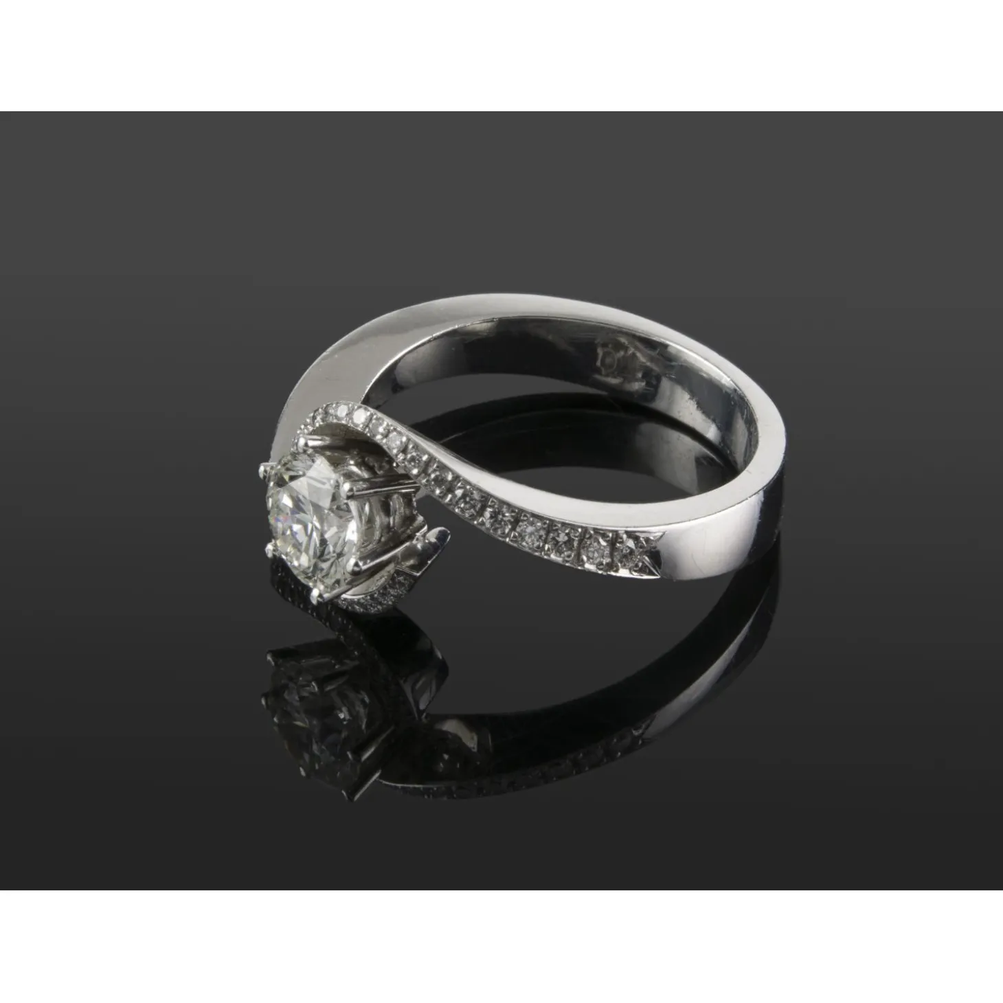ANILLOS DE COMPROMISO Sortija oro blanco y diamantes color j, pureza vs1 y peso 1,04 cts.