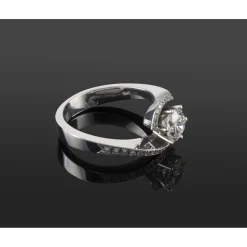 ANILLOS DE COMPROMISO Sortija oro blanco y diamantes color j, pureza vs1 y peso 1,04 cts.