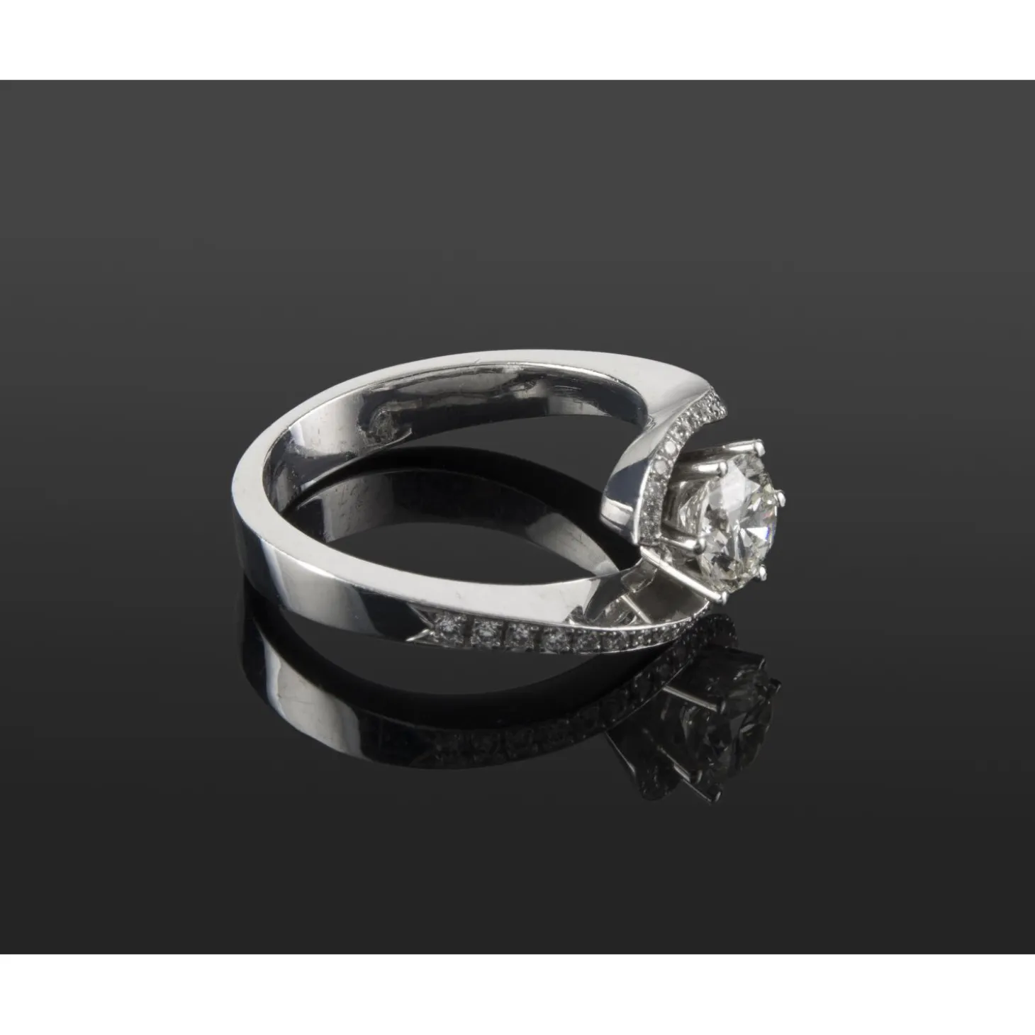 ANILLOS DE COMPROMISO Sortija oro blanco y diamantes color j, pureza vs1 y peso 1,04 cts.