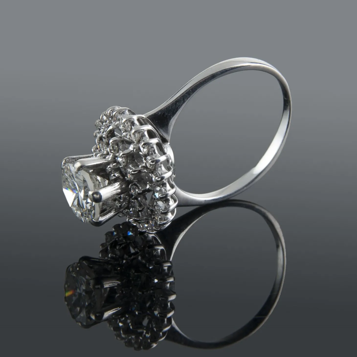 ANILLOS DE COMPROMISO Sortija oro blanco y diamantes color i, pureza p1 y peso 1,30 cts.