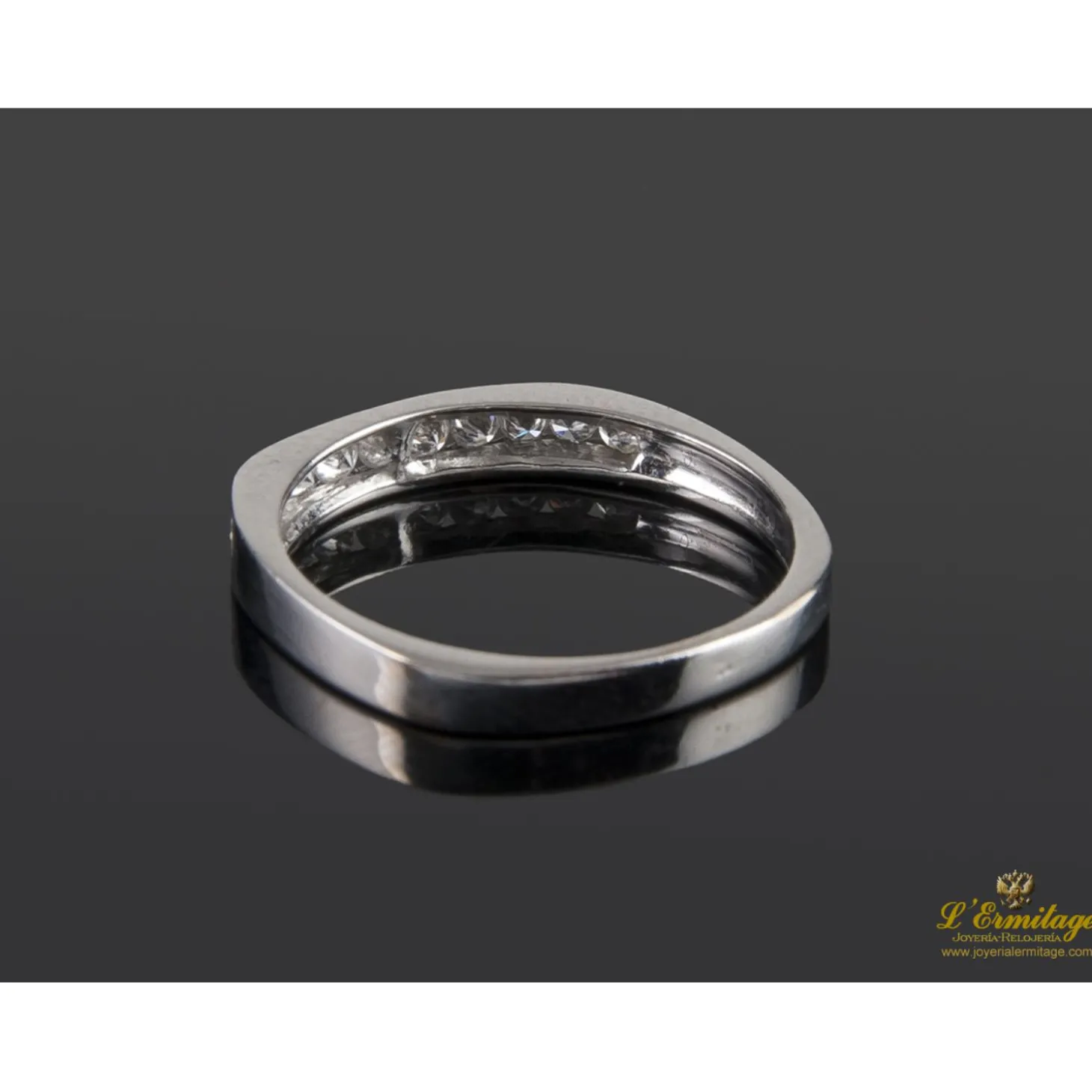 ANILLOS / SORTIJAS Cintillo realizado en oro blanco con brillantes.