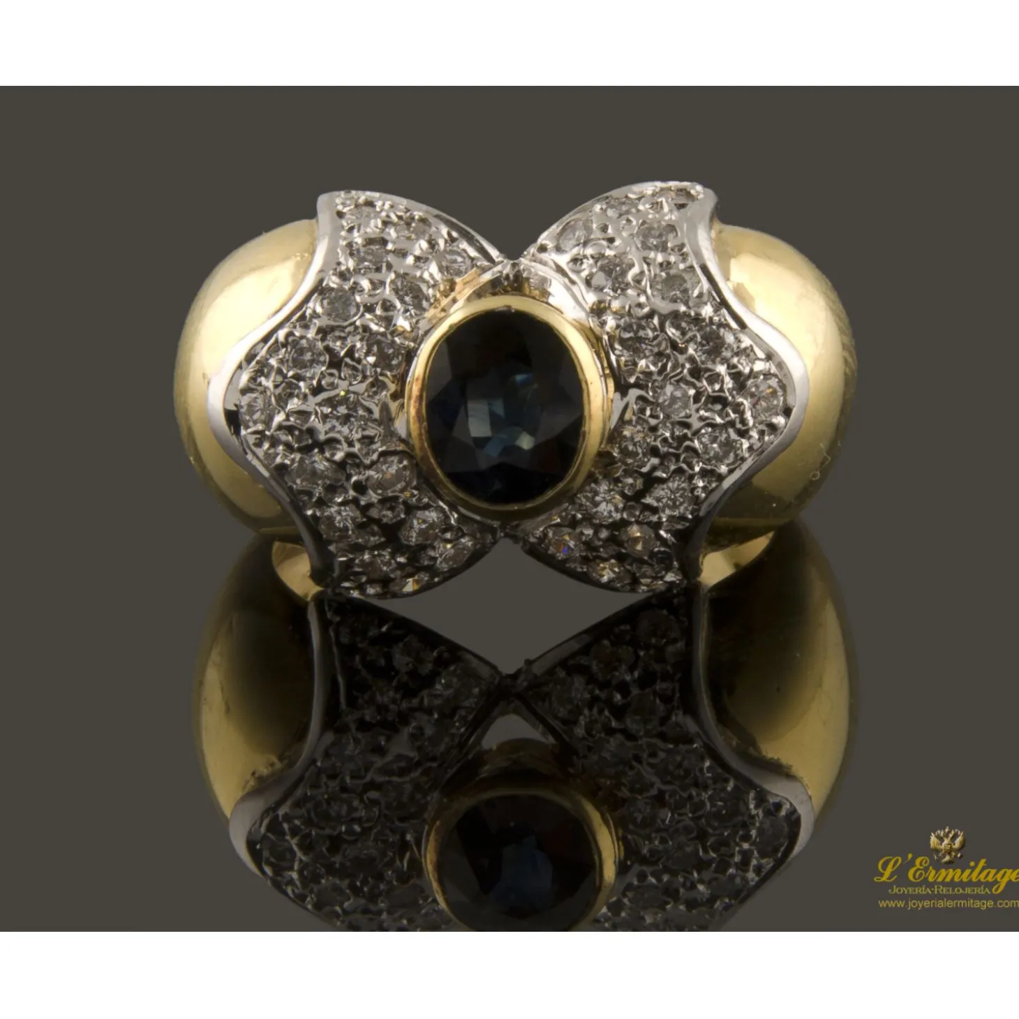 ANILLOS / SORTIJAS Presenta un zafiro natural central talla oval y cuajado de brillantes