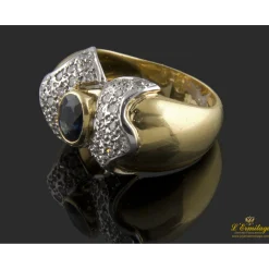 ANILLOS / SORTIJAS Presenta un zafiro natural central talla oval y cuajado de brillantes