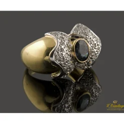 ANILLOS / SORTIJAS Presenta un zafiro natural central talla oval y cuajado de brillantes