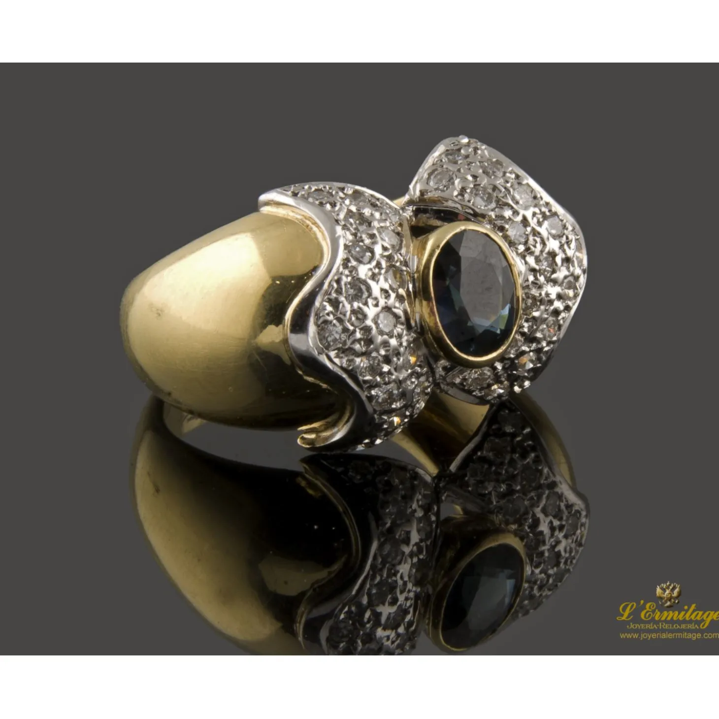 ANILLOS / SORTIJAS Presenta un zafiro natural central talla oval y cuajado de brillantes