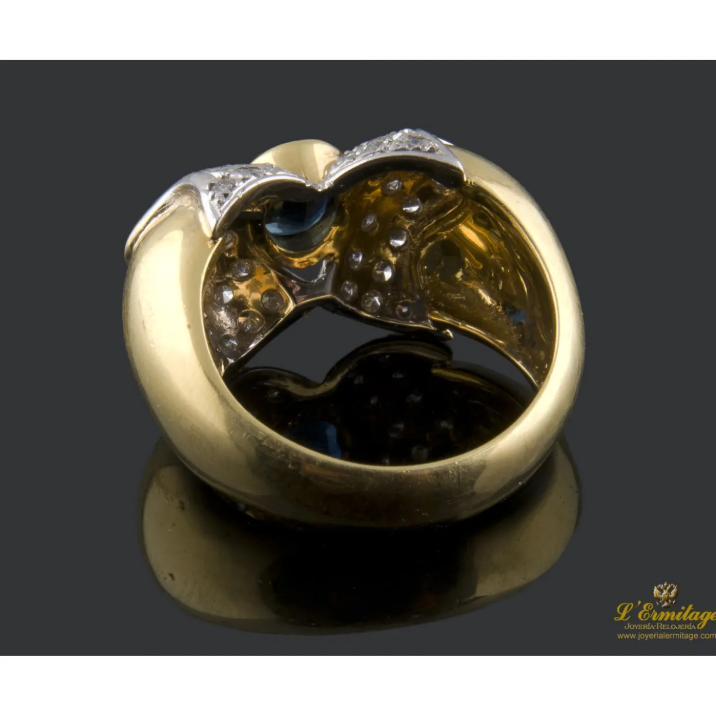 ANILLOS / SORTIJAS Presenta un zafiro natural central talla oval y cuajado de brillantes
