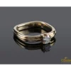 ANILLOS / SORTIJAS Solitario con brazo cuadrado en oro amarillo con un brillante.
