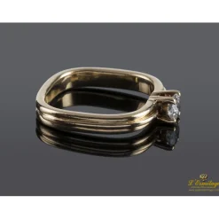 ANILLOS / SORTIJAS Solitario con brazo cuadrado en oro amarillo con un brillante.