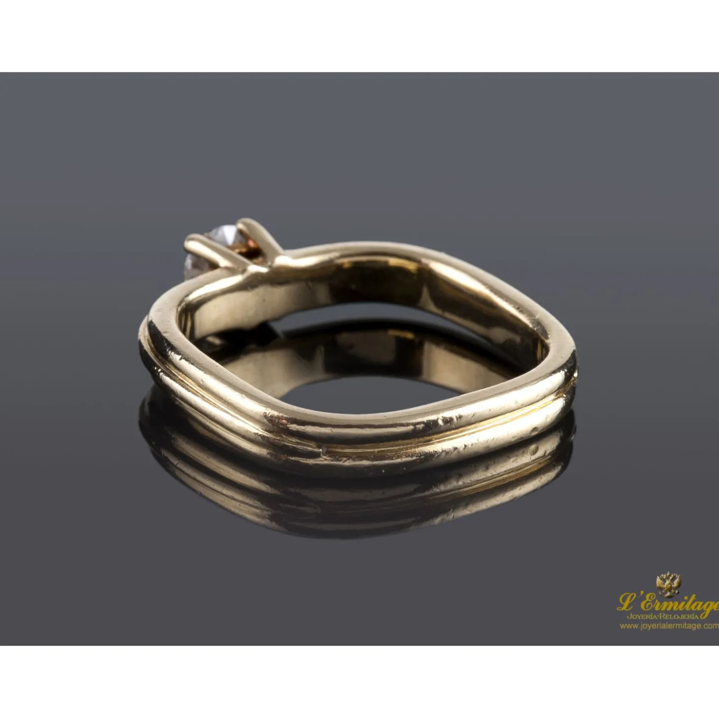 ANILLOS / SORTIJAS Solitario con brazo cuadrado en oro amarillo con un brillante.