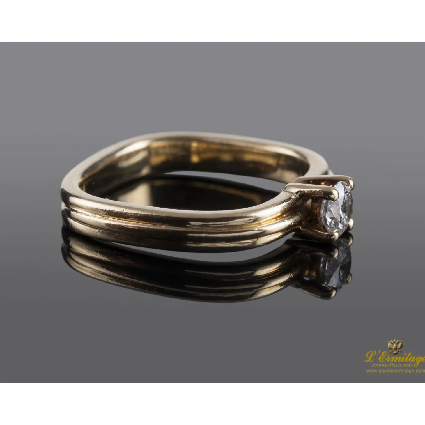 ANILLOS / SORTIJAS Solitario con brazo cuadrado en oro amarillo con un brillante.