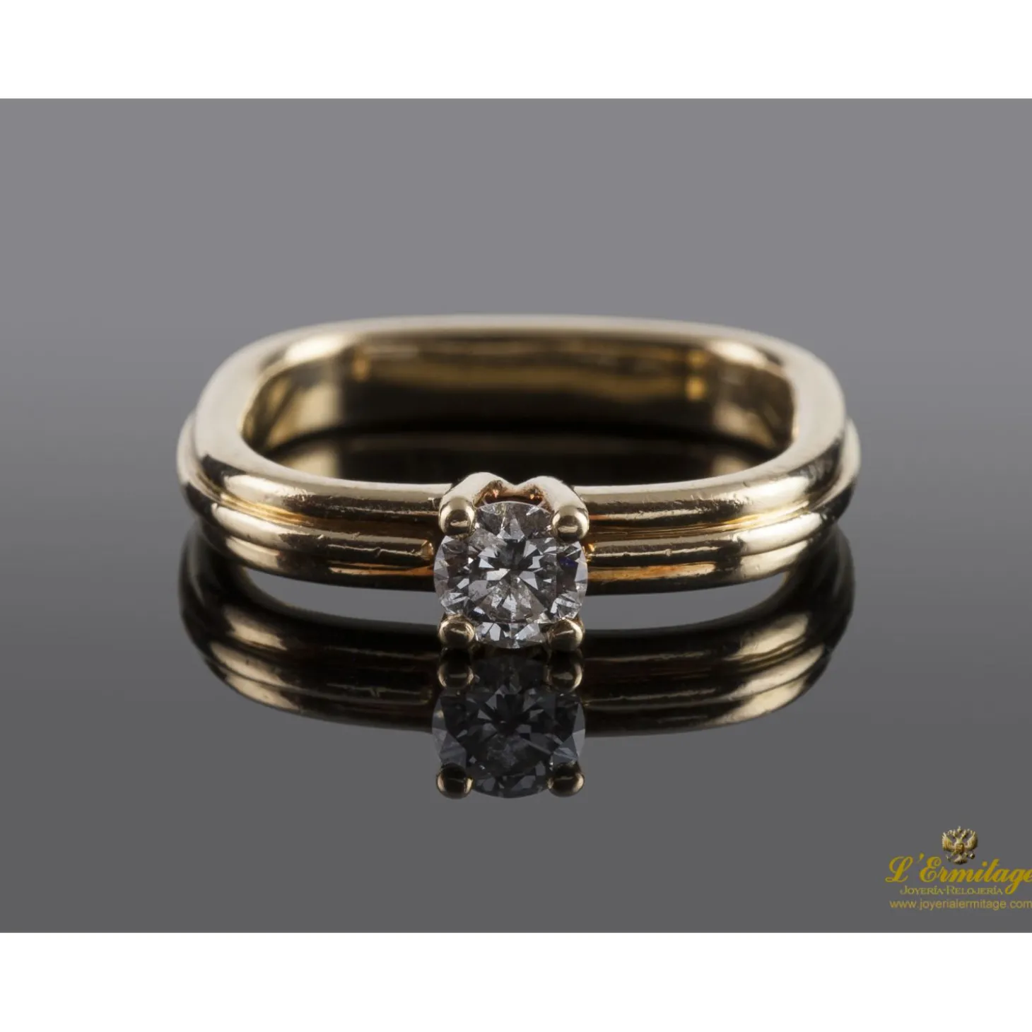 ANILLOS / SORTIJAS Solitario con brazo cuadrado en oro amarillo con un brillante.